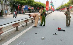 Xe máy tông người đi bộ qua đường, 2 nam thanh niên nguy kịch
