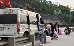 Xe khách nườm nượp dừng, bắt khách trên cầu Bãi Cháy