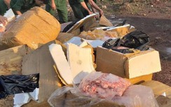 Phát hiện hơn 1 tấn gân gà hôi thối giấu bên lề đường