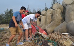 Ca sỹ Tuấn Hưng ra đảo Lý Sơn nhặt rác sau kỳ nghỉ lễ 30/4 và 1/5