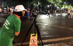 Ghi hình để xử phạt người xả rác ở phố đi bộ Hồ Gươm