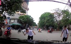 Video: Nam sinh bị đánh tới tấp sau va chạm giao thông