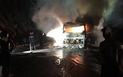 Video: Xe khách bốc cháy ngùn ngụt, hành khách hoảng loạn thoát thân