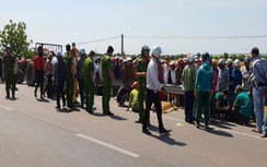 Xe máy tông vào đuôi máy cày, 2 mẹ con tử vong tại chỗ