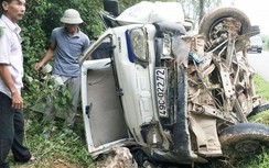 Xe tải nát bét dưới mương nước, cả gia đình thoát chết trong gang tấc