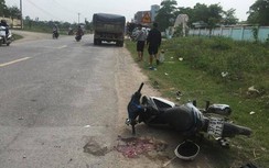 Va chạm với ô tô tải, nam thanh niên đi xe máy bị dập nát chân