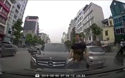 Tài xế xe Mercedes lái xe ngang ngược nhưng gặp phải "đối thủ" xứng tầm