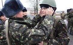 Video: Nữ quân nhân Ukraine ngất xỉu khi ông Poroshenko phát biểu