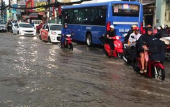 Mưa trắng trời, người dân vùng ven TP.HCM bì bõm "vượt sông" về nhà