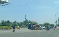 Xe tải bất ngờ lật nhào giữa ngã tư, người dân cứu tài xế ra khỏi cabin