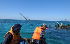 Đưa ngư dân tàu cá gặp nạn ở Trường Sa vào bờ