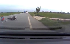 Video: Người phụ nữ sang đường bất cẩn suýt gây họa cho ô tô