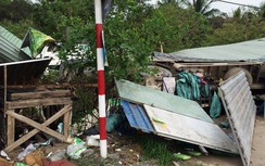 Hãi hùng xe tải lật ngang đè sập quán nước ven QL51