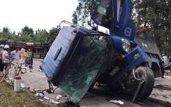 Xe ben nát đầu, container lật ngang sau tai nạn liên hoàn