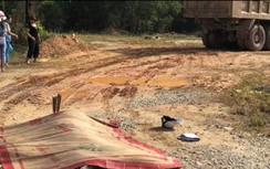 Xe ben đâm, kéo lê xe máy vào gầm khiến 2 người tử vong thương tâm