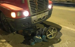 Va chạm với xe container, người đàn ông chết thảm lúc nửa đêm