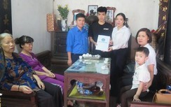 Xúc động trao thẻ BHYT cho con nữ lao công bị tài xế say đâm ở đường Láng