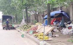 Hàng rong, rác thải tràn ra đại lộ Thăng Long