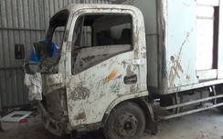 Phát hiện khoảng 16.000 bao thuốc lá lậu trong xe tải bị rơi xuống sông