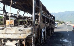 Xe giường nằm bất ngờ cháy rụi, hàng chục hành khách hoảng loạn