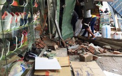 Xe đưa rước học sinh đâm hàng loạt xe máy, tông sập tiệm tạp hóa bên đường