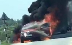 Đang trên đường đi bảo dưỡng, xế hộp bốc cháy dữ dội