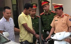 Tên cướp dí súng vào đầu phụ nữ, cướp xe máy bị CSGT bắt giữ