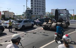 Xe máy nát vụn dưới bánh xe đầu kéo, nam công nhân tử vong thương tâm