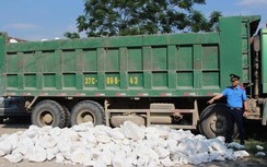 Xe cơi thùng, chở ngọn bốc đá vứt xuống đường khi bị kiểm tra