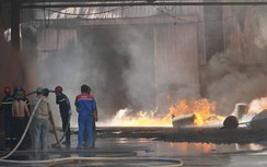 Hải Phòng: Cháy dữ dội, ngọn lửa bốc cao hàng trăm mét