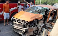 Phá cửa giải cứu tài xế xe con sau cú tông trực diện với xe khách