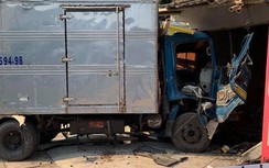 Xe tải lao vào nhà dân, tài xế bị thương mắc kẹt trong cabin