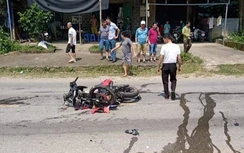 Xe máy “kẹp ba” không MBH đấu đầu xe con, 3 người bị thương nặng