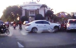 Video: Xe Mazda bất ngờ tăng tốc húc 3 xe máy