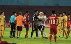 Xử lý chính xác, trọng tài V-League vẫn “hứng đạn”