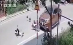 Video: Cú đâm chí mạng của xe ô tô bán tải vào xe máy giữa ngã tư