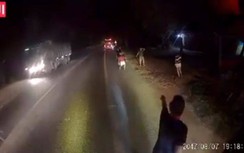 Lại xuất hiện nhóm thanh niên chặn đầu ô tô, ném gạch đá