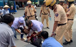 CSGT dừng xe tuần tra cùng nhân viên y tế cứu một phụ nữ