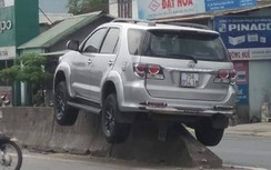 Xế hộp 7 chỗ đậu trên... dải phân cách giữa QL1