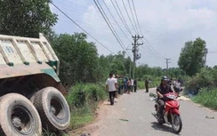 Va chạm với xe ben, 2 thanh niên văng xuống đường tử vong