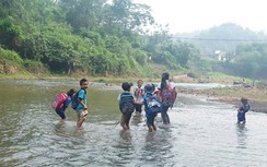 Nguy hiểm học sinh lội suối đến trường