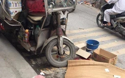 Video: Xe ba gác mất lái lật nghiêng, đè chết người đi đường