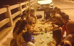 Bức xúc nhóm thanh niên đỗ ô tô, trải chiếu mở tiệc trên cầu như ở nhà
