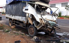 Xe tải mất thắng tông xe ben, tài xế và phụ xe bị thương trong cabin