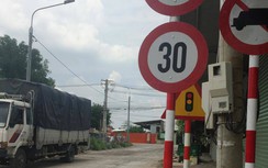 Xe ben chạy ầm ầm vào đường cấm, người dân treo băng rôn phản đối