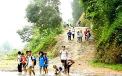 Chùm ảnh: Thót tim cảnh học sinh lội suối đến trường ở Hòa Bình