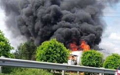 Xe container bốc cháy ngùn ngụt trên cao tốc Long Thành