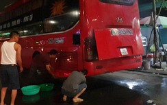 Video: Xe khách giường nằm cháy khoang máy, hành khách vẫn "vô tư" nằm ngủ