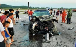 Va chạm với xe tải, ô tô nát bét phần đầu