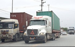 Bất an xe to nườm nượp trên QL17